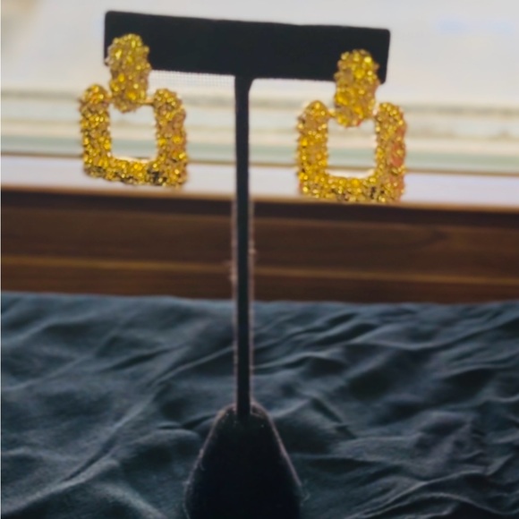 NWOT STUNNING GOLD PLATED STATEMENT NECKLACE with earrings included - Picture 2 of 9